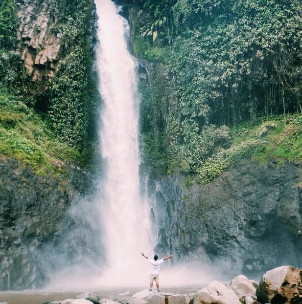 Curug Pundung Sewu, 1. Telaga Dringo, 2. Kawah Candradimuka, 3. Curug Pitu, 4. Candi Arjuna, 5. Sungai Serayu, 6. Anglir Mendung, 7. Curug Pundung Sewu, 8. Surya Yudha Park, 9. Kawah Sikidang, 10. Taman Rekreasi Margasatwa Serulingmas