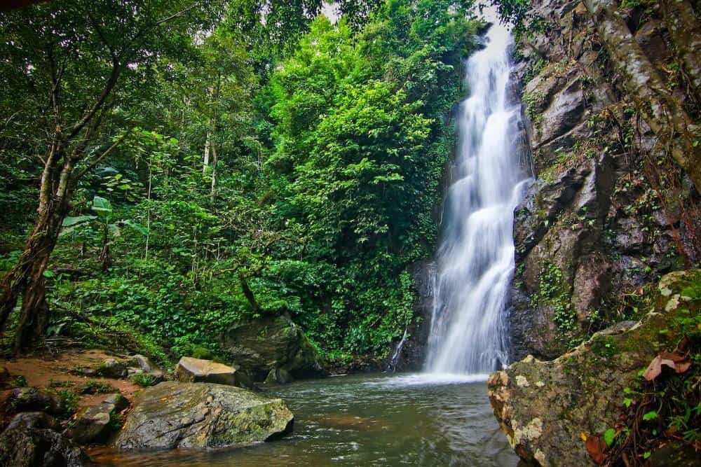 Curug Pitu, 1. Telaga Dringo, 2. Kawah Candradimuka, 3. Curug Pitu, 4. Candi Arjuna, 5. Sungai Serayu, 6. Anglir Mendung, 7. Curug Pundung Sewu, 8. Surya Yudha Park, 9. Kawah Sikidang, 10. Taman Rekreasi Margasatwa Serulingmas