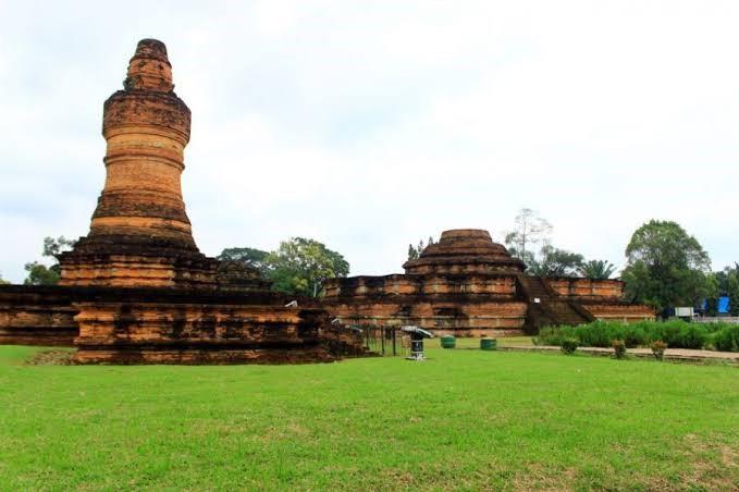 Candi Muara Takus, 1. Prasasti Talang Tuwo, 2. Prasasti Telaga Batu, 3. Prasasti Ligor, 4. Prasasti Karang Berahi, 5. Prasasti Kota Kapur, 6. Prasasti Kedukan Bukit, 7. Candi Muara Takus, 8. Prasasti Leiden, 9. Gapura Sriwijaya, 10. Muaro Jambi