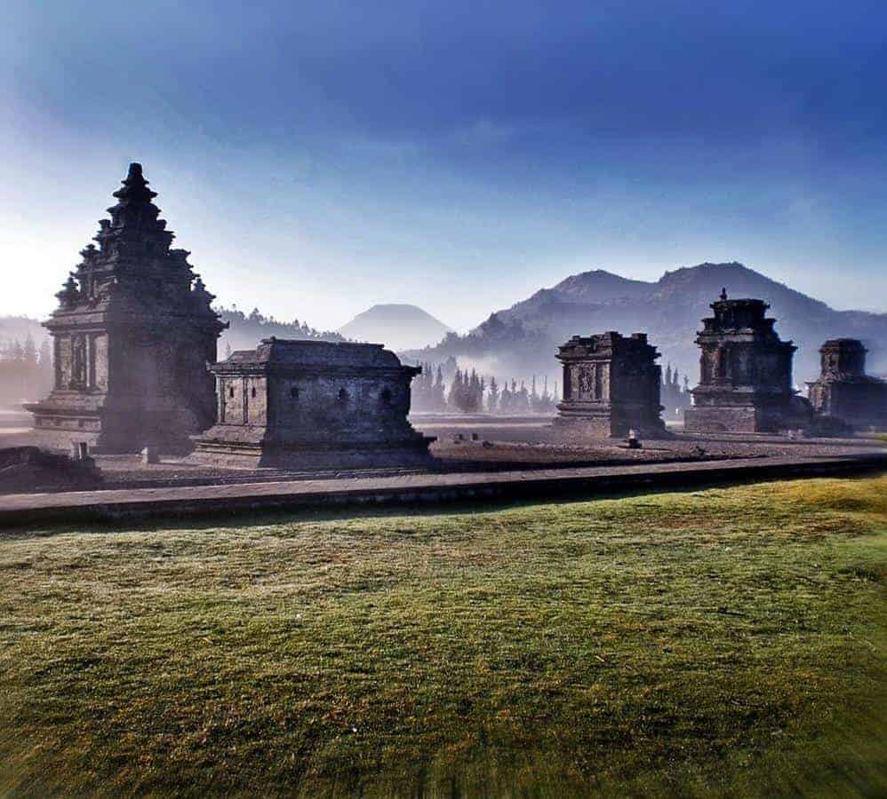 Candi Arjuna, 1. Telaga Dringo, 2. Kawah Candradimuka, 3. Curug Pitu, 4. Candi Arjuna, 5. Sungai Serayu, 6. Anglir Mendung, 7. Curug Pundung Sewu, 8. Surya Yudha Park, 9. Kawah Sikidang, 10. Taman Rekreasi Margasatwa Serulingmas