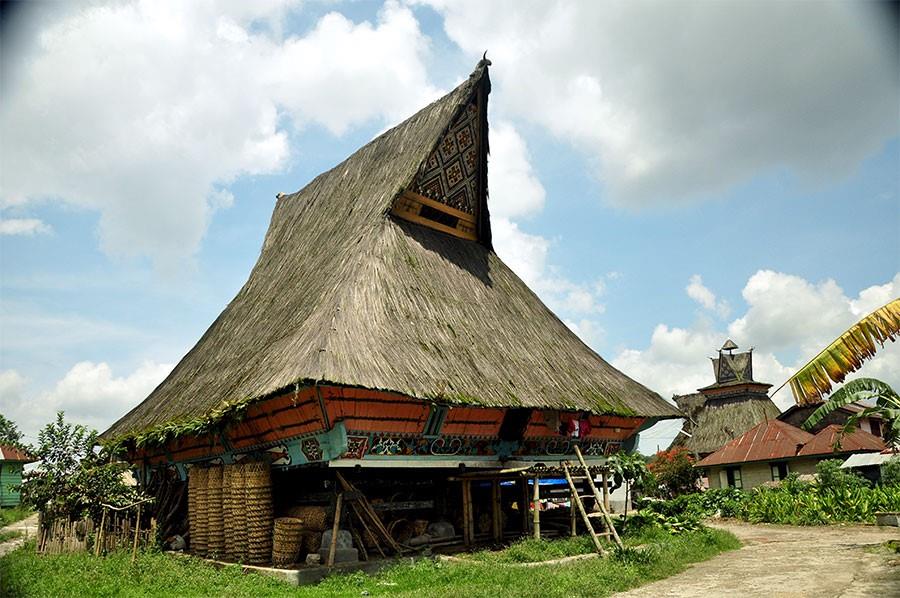 Desa Lingga, 1. Bukit Gundaling, 2. Hotel Bukit Kubu, 3. Lau Sidebuk-debuk, 4. Funland – Mikie Holday, 5. Air Terjun Dua Warna, 6. Penatapan Berastagi, 7. Gundaling Farm Berastagi, 8. Taman Alam Lumbini, 9. Kebun Raya Tongkoh, 10. Desa Lingga