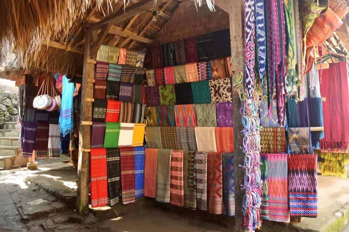 Desa Sasak Sade, 1. Sasaku Lombok Merchandise, 2. Pasar Cakranegara, 3. Pasar Seni Sayang-Sayang, 4. Pusat Oleh-Oleh Khas Lombok “Gendang Beleq”, 5. Gandrung Sasak Oleh-Oleh Lombok, 6. Pasar Seni Senggigi, 7. Sentra Kerajinan Gerabah, 8. Central Oleh-Oleh Khas Lombok, 9. Desa Sasak Sade, 10. Lombok Exotic Sentral Oleh-Oleh