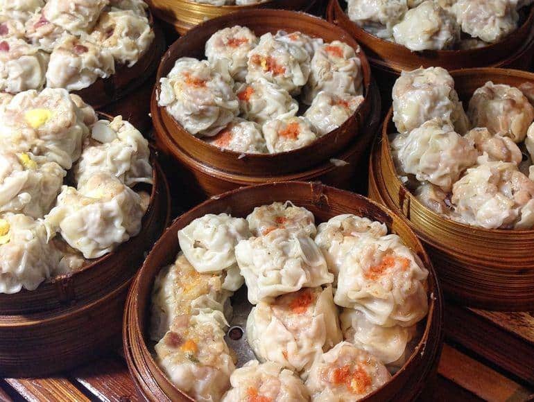 Dim Sum, 1. Rendang, 2. Nasi Goreng, 3. Sushi, 4. Tom Yam Goong, 5. Pad Thai, 6. Som Tam, 7. Dim Sum, 8. Ramen, 9. Bebek Peking, 10. Kari Massaman