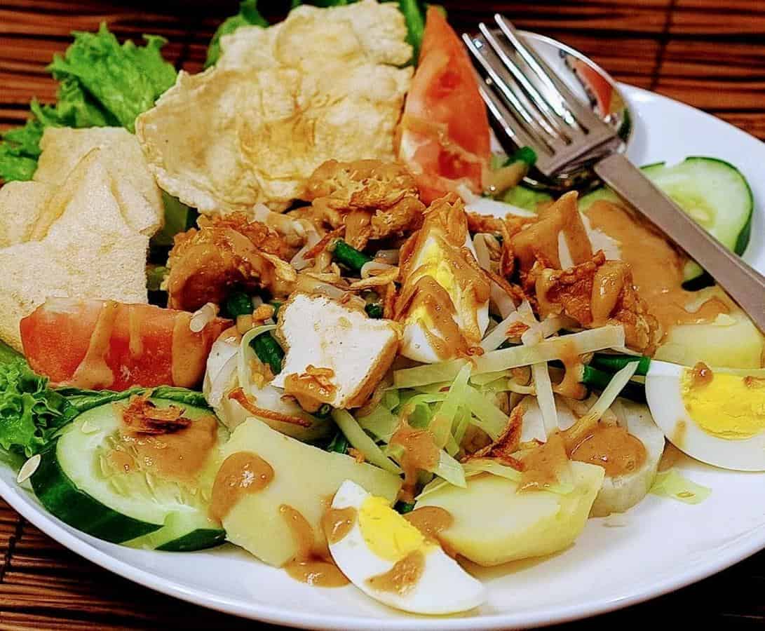 Gado-gado, 2. Sop Buntut, 3. Nasi Goreng, 5. Gado-gado, 6. Rendang, 7. Gudeg, 8. Bakso, 9. Nasi Padang, 10. Pempek