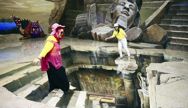 Galeri D, Wahana &amp; Spot Populer di Amazing Art World, Fasilitas di Amazing Art World, Tiket Masuk &amp; Jam Operasional Amazing Art World, Alamat &amp; Akses Transportasi ke Amazing Art World, Hotel Sekitar Amazing Art World