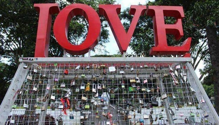 Gembok Cinta, Wahana dan Spot Menarik di Taman Balai Kota, Harga Tiket dan Jam Operasional Taman Balkot Bandung, Fasilitas Balai Kota Bandung, Alamat dan Akses Transportasi ke Taman Balai Kota, Hotel di Sekitar Taman Balai Kota