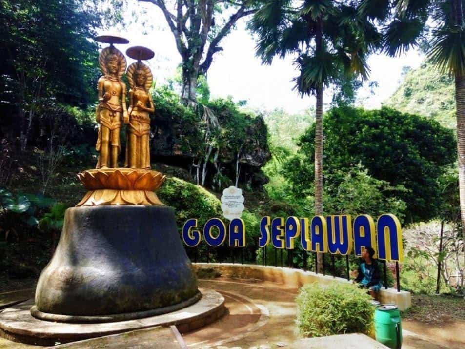 Goa Seplawan, 1. Pantai Ketawang, 2. Pantai Jatimalang, 3. Goa Seplawan, 4. Curug Muncar, 5. Hutan Pinus Kalilo, 6. Puncak Geger Menjangan, 7. Museum Tosan Aji, 8. Benteng Pendem, 9. Mesjid Agung Purworejo, 10. Puncak Khayangan Sigendol