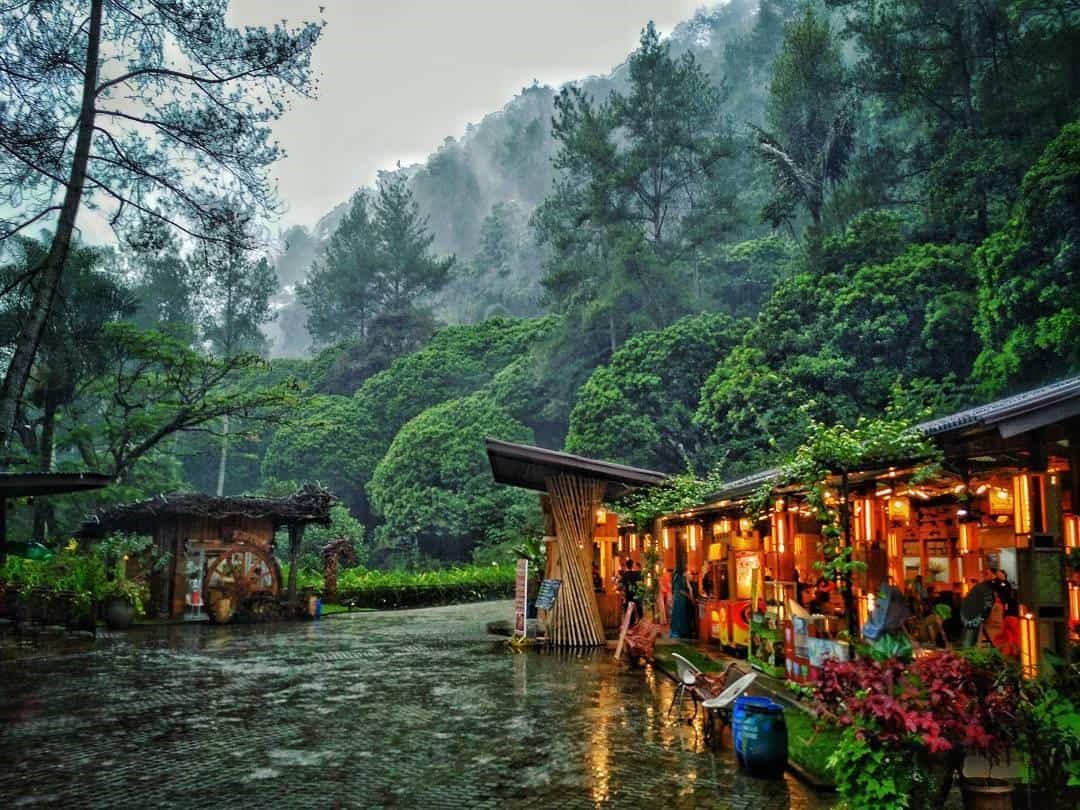 Harga Tiket Masuk dan Jam Operasional The Lodge Maribaya, Wahana dan Spot Populer di The Lodge Maribaya, Fasilitas The Lodge Maribaya, Harga Tiket Masuk dan Jam Operasional The Lodge Maribaya, Alamat dan Akses Transportasi ke The Lodge Maribaya, Hotel Sekitar The Lodge Maribaya