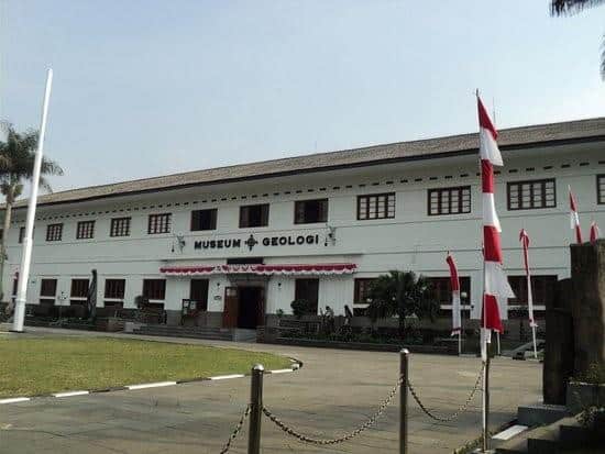 Harga Tiket Masuk dan Jam Operasional Museum Geologi, Spot Populer di Museum Geologi, Fasilitas di Museum Geologi, Harga Tiket Masuk dan Jam Operasional Museum Geologi, Alamat dan Akses Transportasi ke Museum Geologi, Hotel Sekitar Museum Geologi