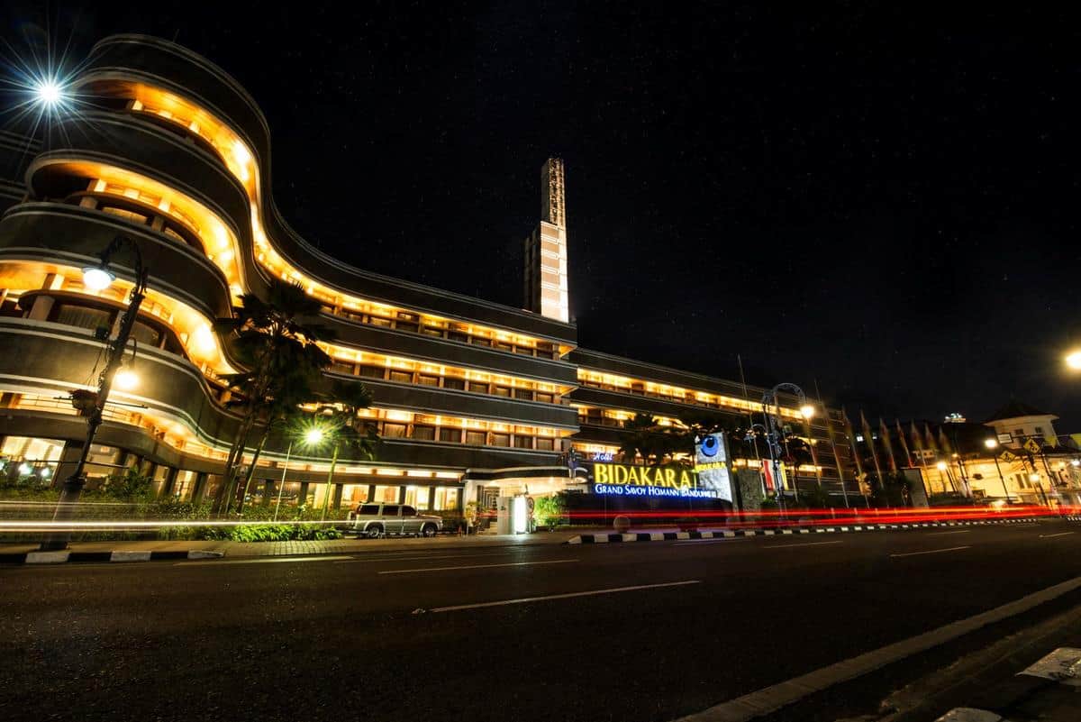 Hotel dan Penginapan di Sekitar Alun-Alun Kota Bandung, Aktivitas dan Spot Populer di Alun-Alun Bandung , Harga Tiket dan Jam Operasional, Fasilitas, Alamat dan Akses Transportasi, Hotel dan Penginapan di Sekitar Alun-Alun Kota Bandung