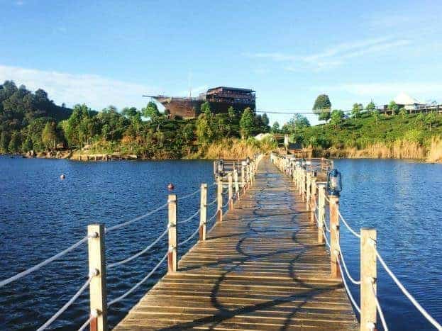 Jembatan Danau, Wahana dan Spot Populer, Fasilitas Pinisi Resto dan Glamping Lakeside Rancabali, Harga Tiket Masuk dan Jam Operasional , Alamat dan Akses Transportasi, Hotel Sekitar Pinisi Resto dan Glamping Lakeside Rancabali