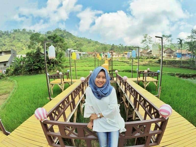 Jembatan Lampion, 1. Situ Tirta Marta, 2. Taman Bunga Kutabawa, 3. Gunung Slamet, 4. Rumah Pohon Igir Wringin, 5. Curug Tempuran, 6. Puncak Sendaren, 7. Jembatan Lampion, 8. Gua Lawa, 9. Sungai Watu Mujur, 10. Desa Wisata Lembah Asri Serang