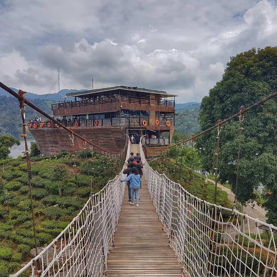 Jembatan Pinisi, Wahana dan Spot Populer, Fasilitas Pinisi Resto dan Glamping Lakeside Rancabali, Harga Tiket Masuk dan Jam Operasional , Alamat dan Akses Transportasi, Hotel Sekitar Pinisi Resto dan Glamping Lakeside Rancabali