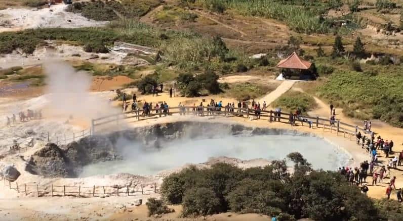 Kawah Sikidang, 1. Telaga Dringo, 2. Kawah Candradimuka, 3. Curug Pitu, 4. Candi Arjuna, 5. Sungai Serayu, 6. Anglir Mendung, 7. Curug Pundung Sewu, 8. Surya Yudha Park, 9. Kawah Sikidang, 10. Taman Rekreasi Margasatwa Serulingmas