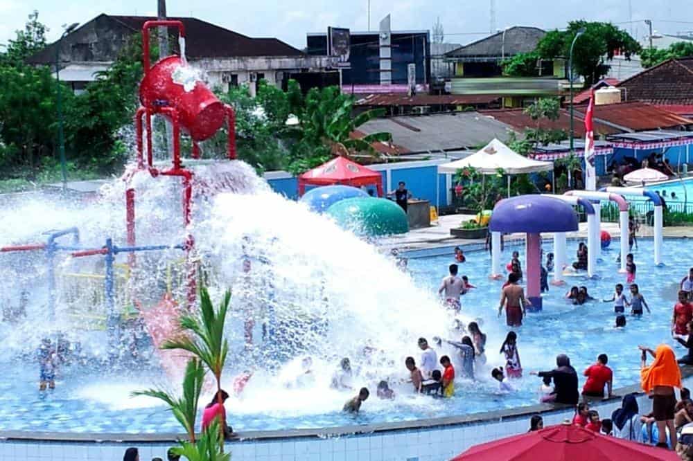 Kenari Waterpark, 1. Pulau Beras Basah, 2. Bontang Mangrove Park, 3. Taman Nasional Kutai (TNK), 5. Pantai Marina, 6. Desa Selangan dan Tihi-Tihi, 7. Teluk Kaba, 8. Pulau Kumala, 9. Taman Tanjung Laut, 10. Kenari Waterpark