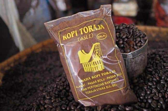 Kopi Toraja, 1. Kopi Toraja, 2. Kerupuk Jintan, 3. Miniatur Rumah Adat Tongkonan, 4. Deppa Tori’, 5. Bannang-Bannang, 6. Tau-Tau, 7. Ukiran Khas Toraja, 8. Kain Tenun Toraja