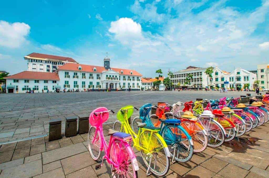 Kota Tua, 1. Monumen Nasional, 2. Monumen Pancasila Sakti, 3. Kota Tua, 4. Taman Mini Indonesia Indah, 5. Dunia Fantasi, 6. Sea World Ancol, 7. Ragunan, 8. Planetarium, 9. Pantai Ancol, 10. Taman Wisata Alam Mangrove Angke