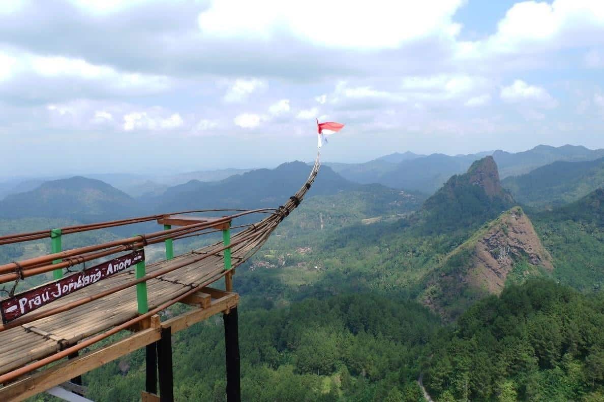 Puncak Khayangan Sigendol, 1. Pantai Ketawang, 2. Pantai Jatimalang, 3. Goa Seplawan, 4. Curug Muncar, 5. Hutan Pinus Kalilo, 6. Puncak Geger Menjangan, 7. Museum Tosan Aji, 8. Benteng Pendem, 9. Mesjid Agung Purworejo, 10. Puncak Khayangan Sigendol