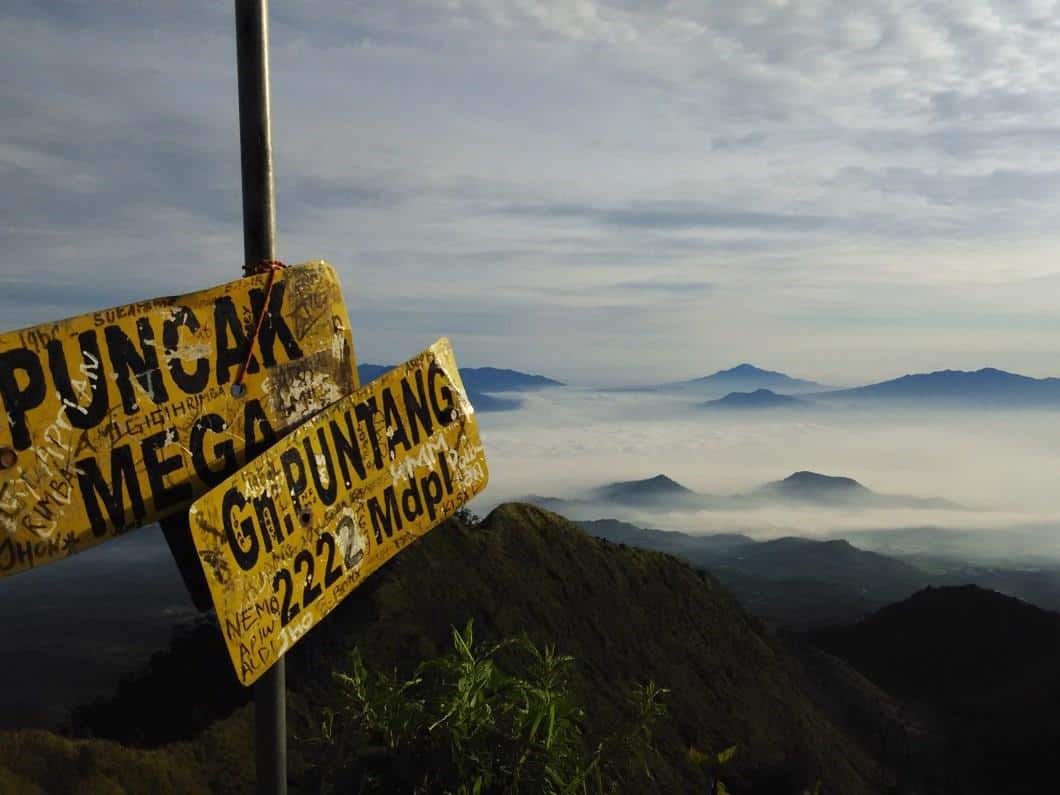 Puncak Mega, Spot Menarik, Fasilitas, Harga Tiket Masuk dan Jam Operasional, Alamat dan Akses Transportasi, Penginapan di Sekitar Gunung Puntang