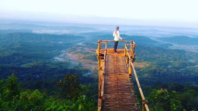Puncak Sendaren, 1. Situ Tirta Marta, 2. Taman Bunga Kutabawa, 3. Gunung Slamet, 4. Rumah Pohon Igir Wringin, 5. Curug Tempuran, 6. Puncak Sendaren, 7. Jembatan Lampion, 8. Gua Lawa, 9. Sungai Watu Mujur, 10. Desa Wisata Lembah Asri Serang