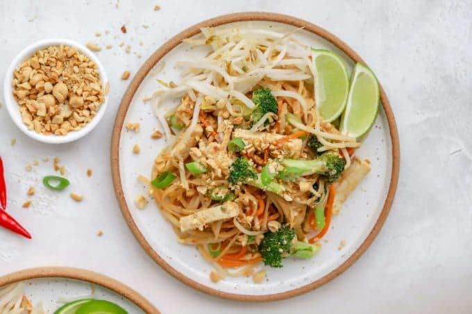 Pad Thai, 1. Rendang, 2. Nasi Goreng, 3. Sushi, 4. Tom Yam Goong, 5. Pad Thai, 6. Som Tam, 7. Dim Sum, 8. Ramen, 9. Bebek Peking, 10. Kari Massaman