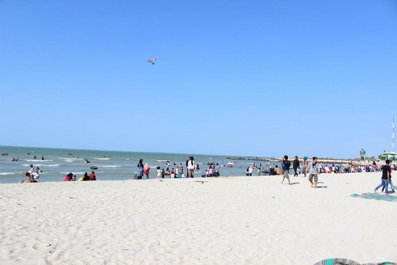 Pantai Delegan, 1. Pantai Pulau Gili Bawean, 2. Pantai Pulau Noko, 3. Pantai Pulau Noko Selayar, 4. Pantai Ria, 5. Pantai Delegan, 6. Pantai Ayang-ayang Mengare, 7. Pantai Mayangkara, 8. Pantai Pulau Cina, 9. Pantai Terosan, 10. Pantai Labuhan