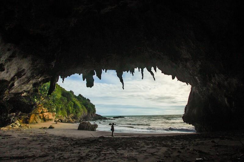 Pantai Gebyuran, 1. Pantai Menganti, 2. Pantai Lampon, 3. Pantai Bopong, 4. Pantai Wedi Putih, 5. Pantai Pecaron, 6. Pantai Gebyuran, 7. Pantai Pedalen, 8. Pantai Watu Bale, 9. Pantai Karang Agung, 10. Pantai Logending