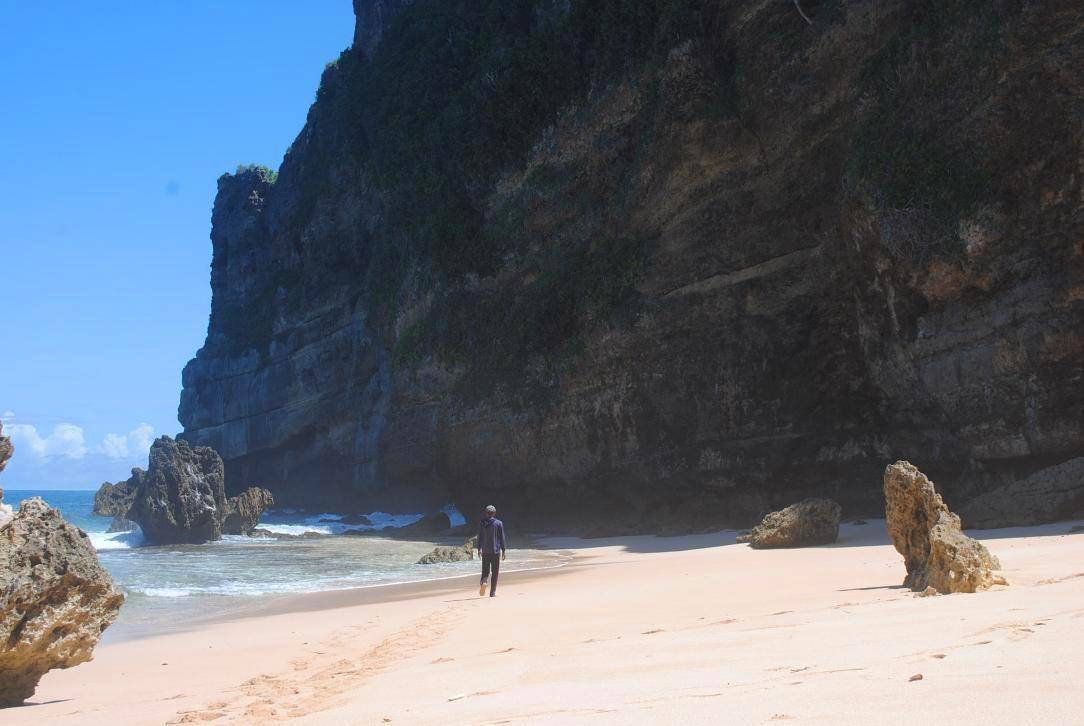 Pantai Karang Payung, 1. Pantai Nampu, 2. Pantai Puyangan, 3. Pantai Kwaru, 4. Pantai Sembukan, 5. Pantai Karang Payung, 6. Pantai Banyutowo, 7. Pantai Kali Mirah, 8. Pantai Klotok, 9. Pantai Pringjono