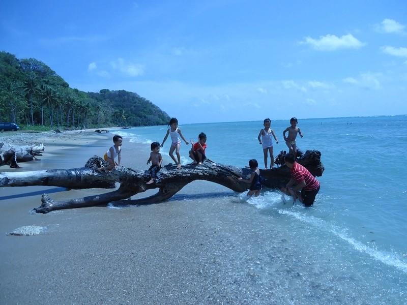 Pantai Mayangkara, 1. Pantai Pulau Gili Bawean, 2. Pantai Pulau Noko, 3. Pantai Pulau Noko Selayar, 4. Pantai Ria, 5. Pantai Delegan, 6. Pantai Ayang-ayang Mengare, 7. Pantai Mayangkara, 8. Pantai Pulau Cina, 9. Pantai Terosan, 10. Pantai Labuhan