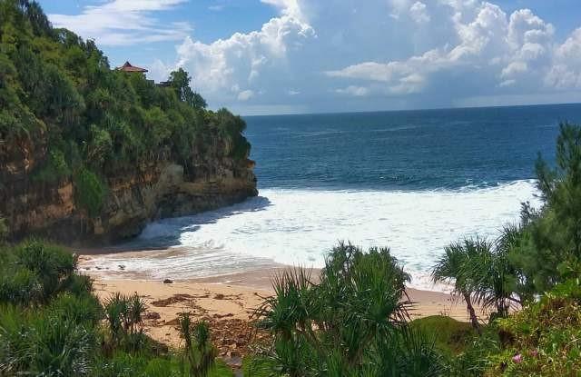 Pantai Pringjono, 1. Pantai Nampu, 2. Pantai Puyangan, 3. Pantai Kwaru, 4. Pantai Sembukan, 5. Pantai Karang Payung, 6. Pantai Banyutowo, 7. Pantai Kali Mirah, 8. Pantai Klotok, 9. Pantai Pringjono