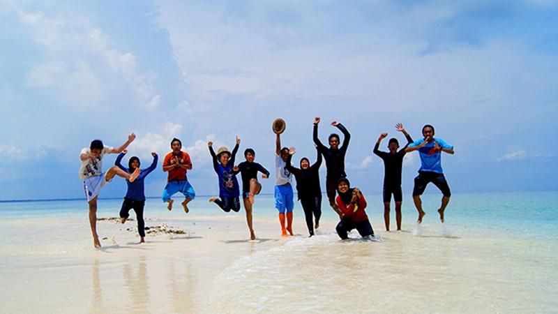 Pantai Pulau Saebus, 2. Pantai Sembilan, 4. Pantai Gili Pandan, 6. Pantai Pulau Mamburit, 7. Pantai Slopeng, 8. Pantai Ropet, 9. Pantai Lombang, 10. Pantai Badur