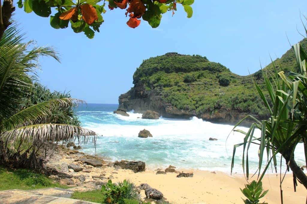Pantai Sembukan, 1. Pantai Nampu, 2. Pantai Puyangan, 3. Pantai Kwaru, 4. Pantai Sembukan, 5. Pantai Karang Payung, 6. Pantai Banyutowo, 7. Pantai Kali Mirah, 8. Pantai Klotok, 9. Pantai Pringjono