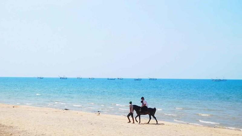 Pantai Slopeng, 2. Pantai Sembilan, 4. Pantai Gili Pandan, 6. Pantai Pulau Mamburit, 7. Pantai Slopeng, 8. Pantai Ropet, 9. Pantai Lombang, 10. Pantai Badur