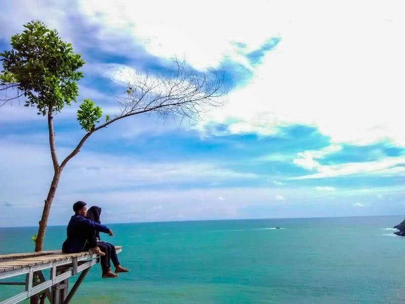 Pantai Watu Bale, 1. Pantai Menganti, 2. Pantai Lampon, 3. Pantai Bopong, 4. Pantai Wedi Putih, 5. Pantai Pecaron, 6. Pantai Gebyuran, 7. Pantai Pedalen, 8. Pantai Watu Bale, 9. Pantai Karang Agung, 10. Pantai Logending