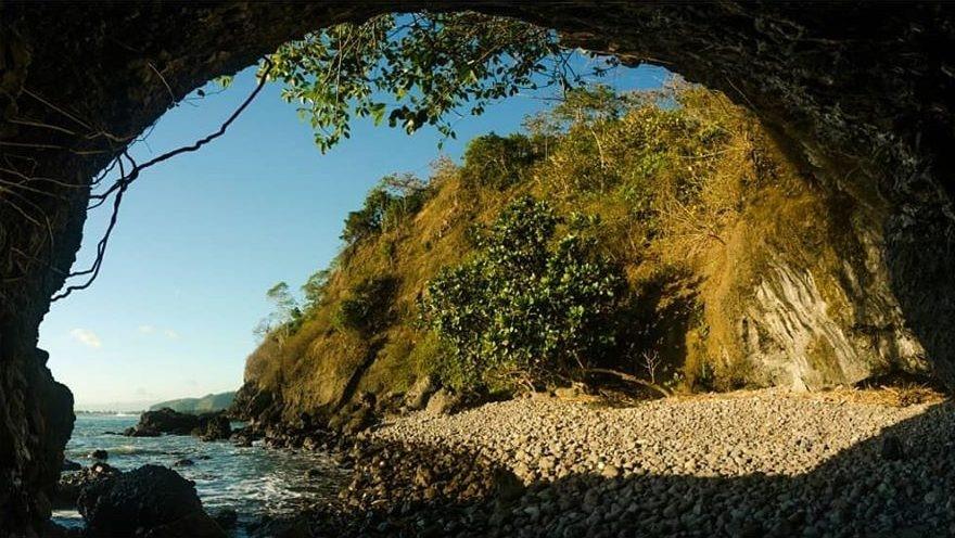 Pantai Wedi Putih, 1. Pantai Menganti, 2. Pantai Lampon, 3. Pantai Bopong, 4. Pantai Wedi Putih, 5. Pantai Pecaron, 6. Pantai Gebyuran, 7. Pantai Pedalen, 8. Pantai Watu Bale, 9. Pantai Karang Agung, 10. Pantai Logending