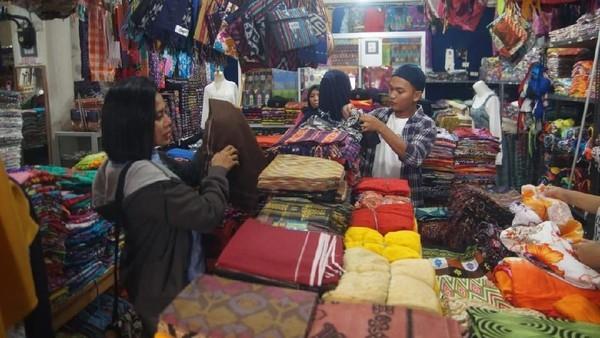 Pasar Cakranegara, 1. Sasaku Lombok Merchandise, 2. Pasar Cakranegara, 3. Pasar Seni Sayang-Sayang, 4. Pusat Oleh-Oleh Khas Lombok “Gendang Beleq”, 5. Gandrung Sasak Oleh-Oleh Lombok, 6. Pasar Seni Senggigi, 7. Sentra Kerajinan Gerabah, 8. Central Oleh-Oleh Khas Lombok, 9. Desa Sasak Sade, 10. Lombok Exotic Sentral Oleh-Oleh