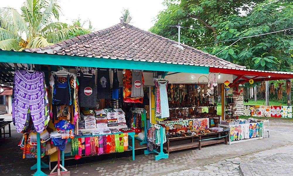 Pasar Seni Senggigi, 1. Sasaku Lombok Merchandise, 2. Pasar Cakranegara, 3. Pasar Seni Sayang-Sayang, 4. Pusat Oleh-Oleh Khas Lombok “Gendang Beleq”, 5. Gandrung Sasak Oleh-Oleh Lombok, 6. Pasar Seni Senggigi, 7. Sentra Kerajinan Gerabah, 8. Central Oleh-Oleh Khas Lombok, 9. Desa Sasak Sade, 10. Lombok Exotic Sentral Oleh-Oleh