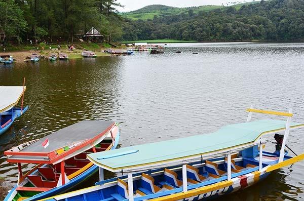 Perahu Keliling Danau, Wahana dan Spot Populer, Fasilitas Pinisi Resto dan Glamping Lakeside Rancabali, Harga Tiket Masuk dan Jam Operasional , Alamat dan Akses Transportasi, Hotel Sekitar Pinisi Resto dan Glamping Lakeside Rancabali