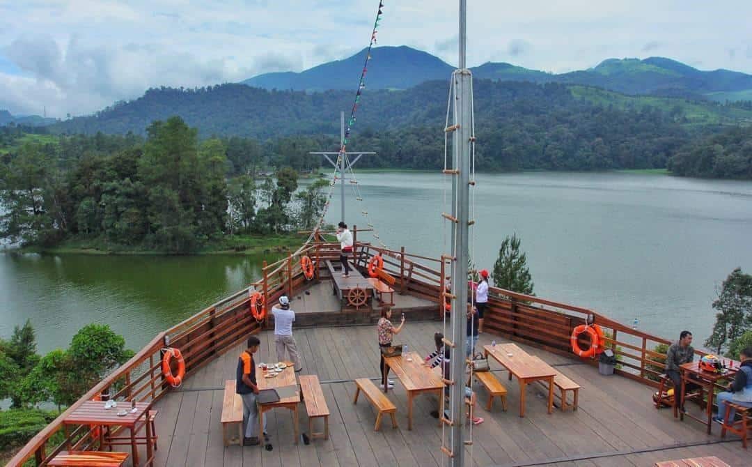 Pinisi Resto, Wahana dan Spot Populer, Fasilitas Pinisi Resto dan Glamping Lakeside Rancabali, Harga Tiket Masuk dan Jam Operasional , Alamat dan Akses Transportasi, Hotel Sekitar Pinisi Resto dan Glamping Lakeside Rancabali