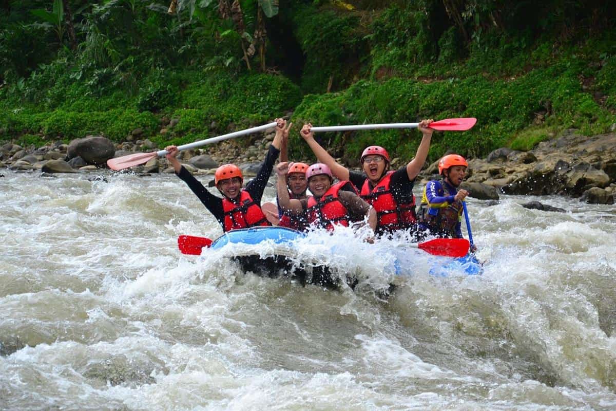 Sungai Serayu, 1. Telaga Dringo, 2. Kawah Candradimuka, 3. Curug Pitu, 4. Candi Arjuna, 5. Sungai Serayu, 6. Anglir Mendung, 7. Curug Pundung Sewu, 8. Surya Yudha Park, 9. Kawah Sikidang, 10. Taman Rekreasi Margasatwa Serulingmas