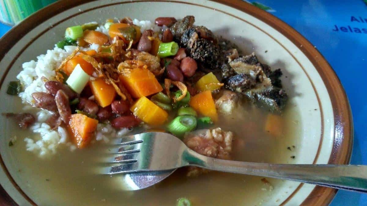 Sup Senerek, 1. Mangut Lele, 2. Nasi Lesah, 3. Buntil Daun Talas, 4. Sup Senerek, 5. Kluban, 6. Sego Godog, 7. Bakso Kerikil, 8. Mangut Beong, 9. Opor Enthog, 10. Sego Megono