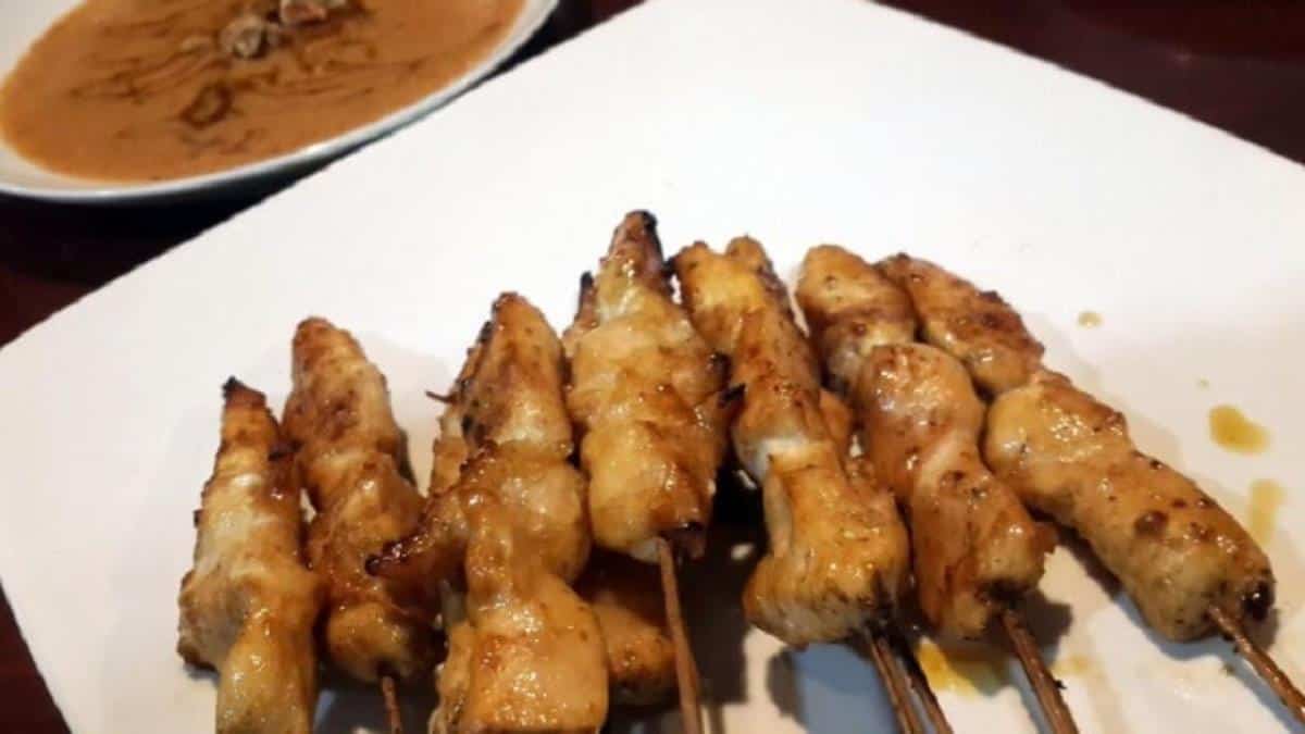 Sate Khas Ngawi, 1. Tepo Tahu Khas Ngawi, 2. Nasi Pecel Ngawi, 3. Lethok, 4. Sate Khas Ngawi, 5. Ledre, 6. Tongseng Kambing Pedas, 7. Keripik Tempe, 8. Rawon, 9. Dodol Jambu, 10. Cokelat Tempe