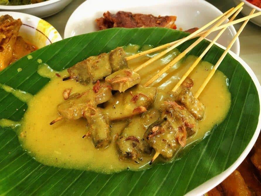 Sate Padang, 1. Dendeng Batokok, 2. Rendang, 3. Sate Padang, 4. Dendeng Balado, 5. Gulai Gajeboh, 6. Kerabu Terong, 7. Soto Padang, 8. Kalio Dagiang, 9. Cancang, 10. Nasi Kapau