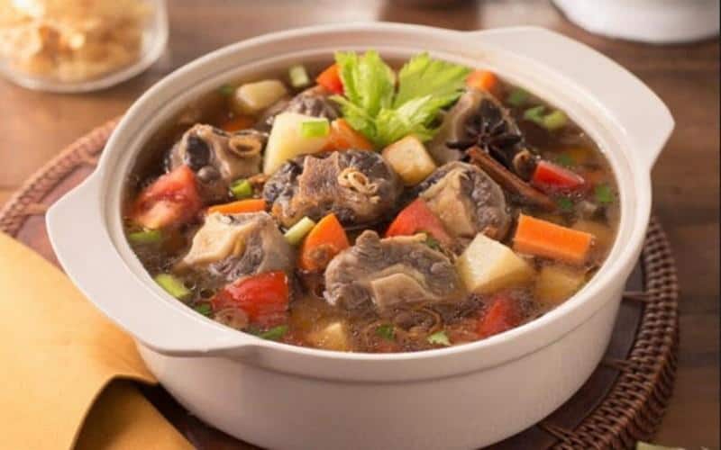 Sop Buntut, 2. Sop Buntut, 3. Nasi Goreng, 5. Gado-gado, 6. Rendang, 7. Gudeg, 8. Bakso, 9. Nasi Padang, 10. Pempek