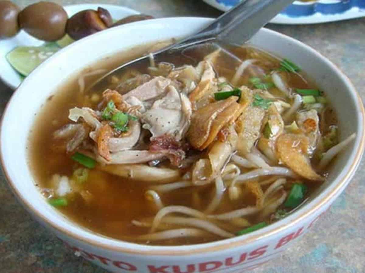 Soto, 2. Sop Buntut, 3. Nasi Goreng, 5. Gado-gado, 6. Rendang, 7. Gudeg, 8. Bakso, 9. Nasi Padang, 10. Pempek