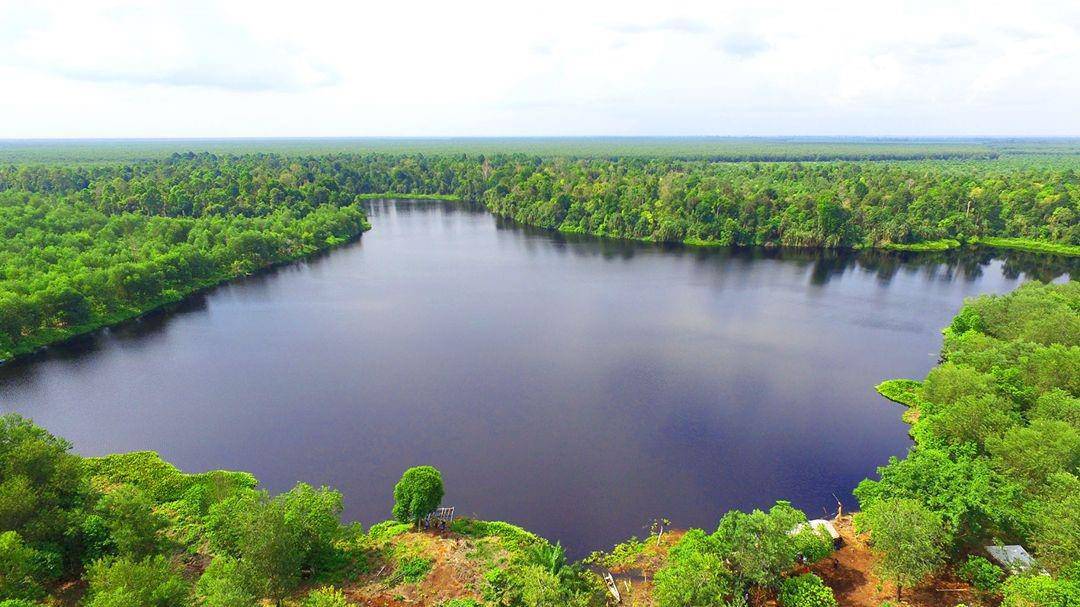 Taman Nasional Zamrud, 1. Riau Fantasi, 2. Taman Nasional Bukit Tiga Puluh, 3. Air Terjun Aek Martua, 4. Rumah Singgah Sultan Siak, 5. Taman Nasional Zamrud, 6. Situs Candi Muara Takus, 7. Masjid Jami Air Tiris, 8. Danau Naga Sakti, 9. Istana Siak Sri Inderapura, 10. Ulu Kasok
