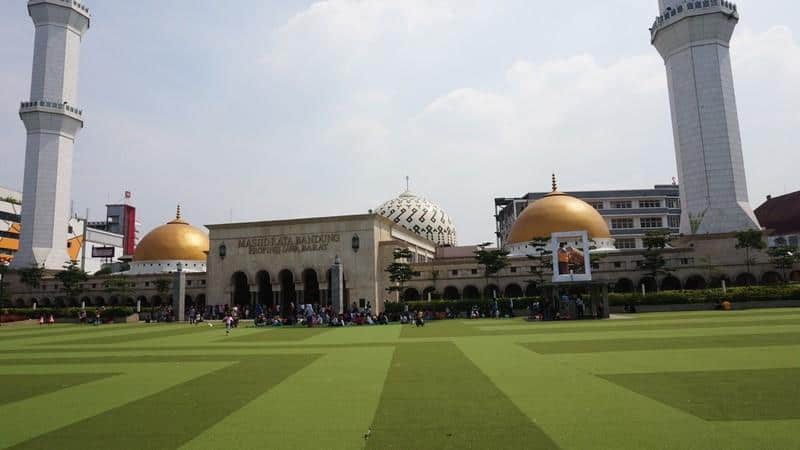 Taman Alun-Alun, Aktivitas dan Spot Populer di Alun-Alun Bandung , Harga Tiket dan Jam Operasional, Fasilitas, Alamat dan Akses Transportasi, Hotel dan Penginapan di Sekitar Alun-Alun Kota Bandung