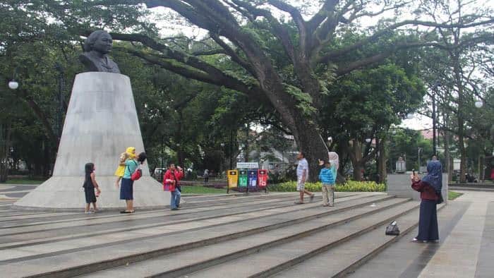 Taman Dewi Sartika, Wahana dan Spot Menarik di Taman Balai Kota, Harga Tiket dan Jam Operasional Taman Balkot Bandung, Fasilitas Balai Kota Bandung, Alamat dan Akses Transportasi ke Taman Balai Kota, Hotel di Sekitar Taman Balai Kota