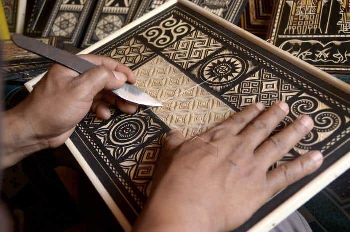 Ukiran Khas Toraja, 1. Kopi Toraja, 2. Kerupuk Jintan, 3. Miniatur Rumah Adat Tongkonan, 4. Deppa Tori’, 5. Bannang-Bannang, 6. Tau-Tau, 7. Ukiran Khas Toraja, 8. Kain Tenun Toraja
