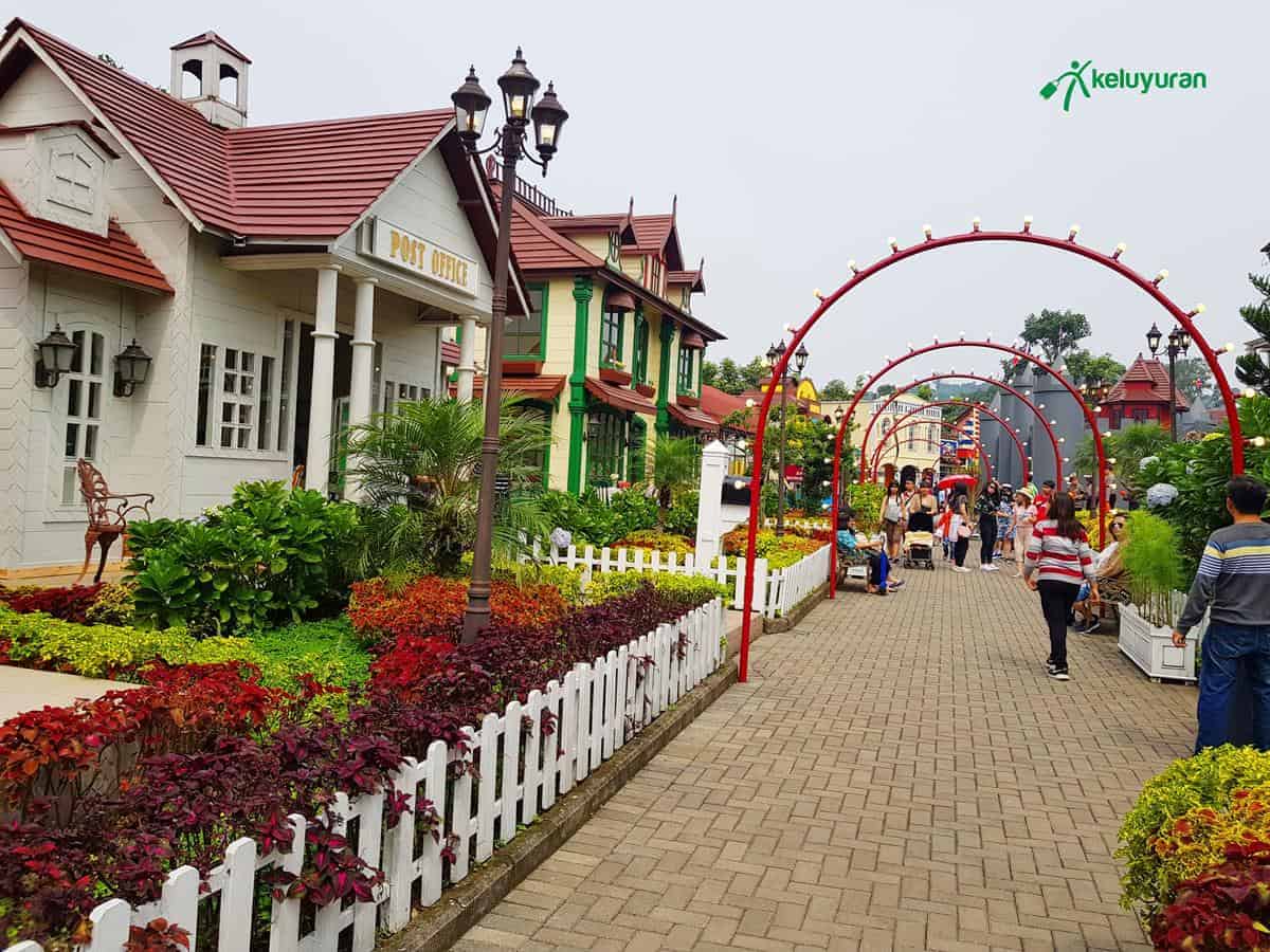 Kota Mini, Wahana dan Spot Populer di Floating Market, Harga Tiket dan Jam Operasional Floating Market, Fasilitas di Floating Market, Alamat dan Akses Transportasi ke Floating Market, Hotel dan Penginapan Sekitar Floating Market Lembang